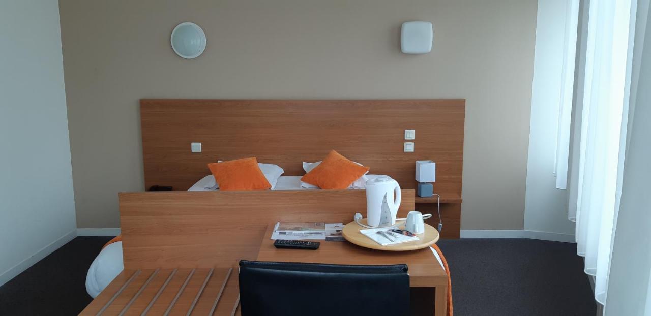 Logis Hotel Le Grand Cerf Ernée エクステリア 写真