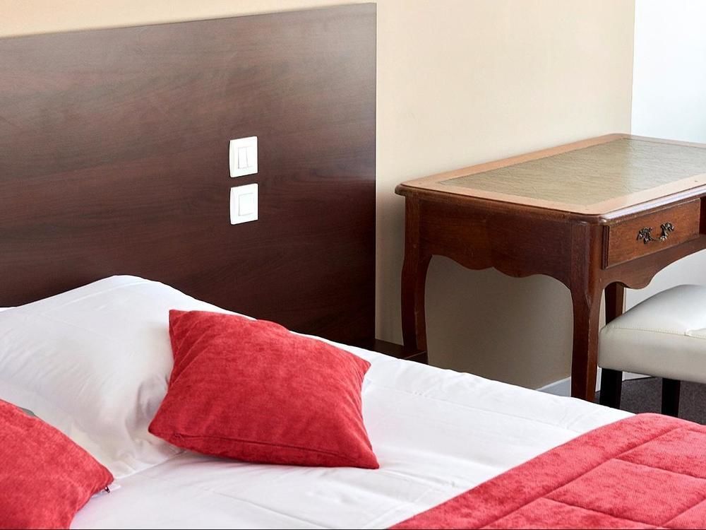 Logis Hotel Le Grand Cerf Ernée エクステリア 写真